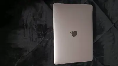 MacBook Pro con cargador original - miniatura 4