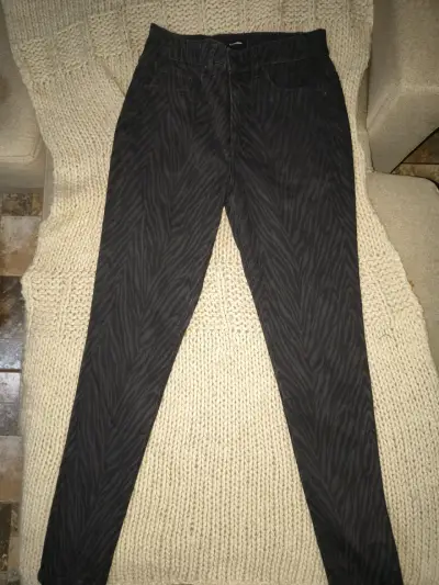 Pantalones negros con diseño de cebra para mujer - miniatura 1