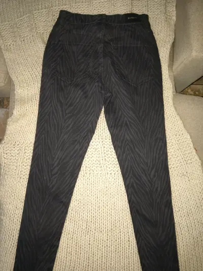 Pantalones negros con diseño de cebra para mujer - miniatura 2