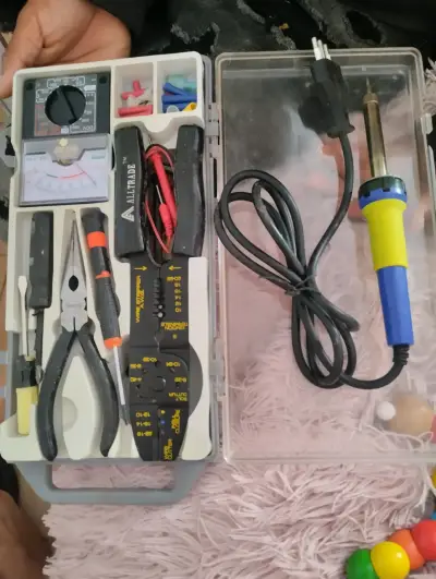 Kit de herramientas eléctricas con multímetro y soldador - miniatura 1