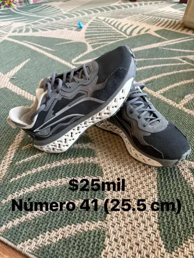 Zapatillas Pumas talla 41(25.5 cm) - miniatura 1