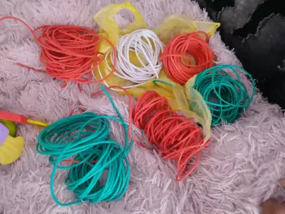 Cables eléctricos de colores variados - miniatura 1