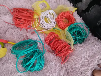 Cables eléctricos de colores variados - miniatura 2