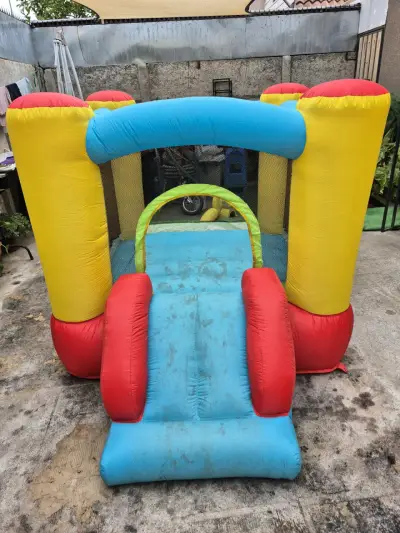 Castillo inflable para niños con tobogán - miniatura 1