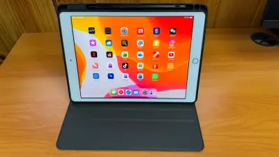 iPad con funda protectora y lápiz - miniatura 1