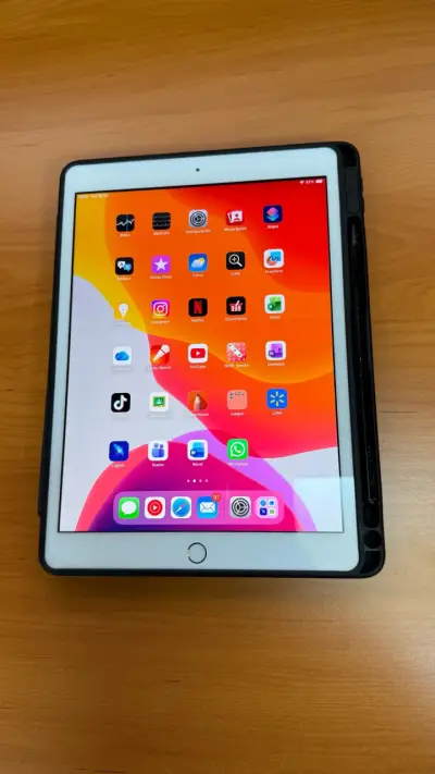 iPad con funda protectora y lápiz - miniatura 2