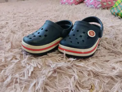 Zuecos de goma azul para niños - miniatura 1