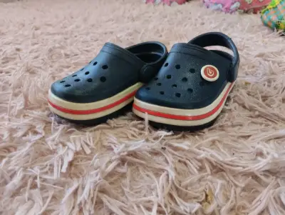 Zuecos de goma azul para niños - miniatura 2