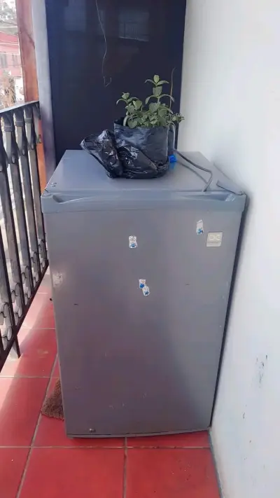 Refrigerador pequeño gris en buen estado - miniatura 3