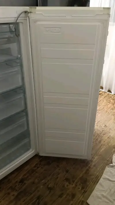 Refrigerador vertical con congelador amplio - miniatura 1
