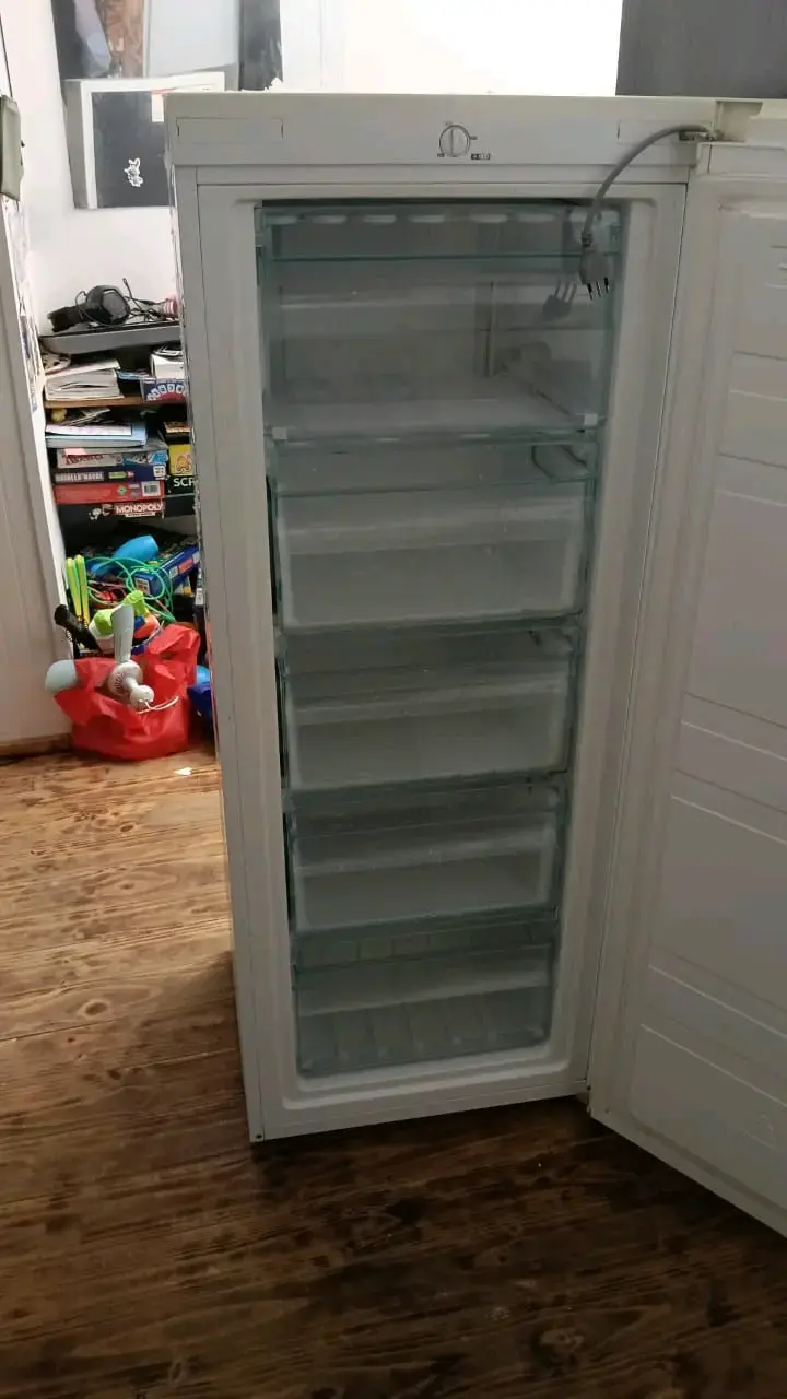 Refrigerador vertical con congelador amplio - 2