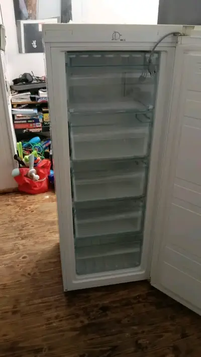 Refrigerador vertical con congelador amplio - miniatura 2