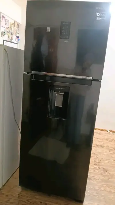 Refrigerador Samsung con dispensador de agua - miniatura 3