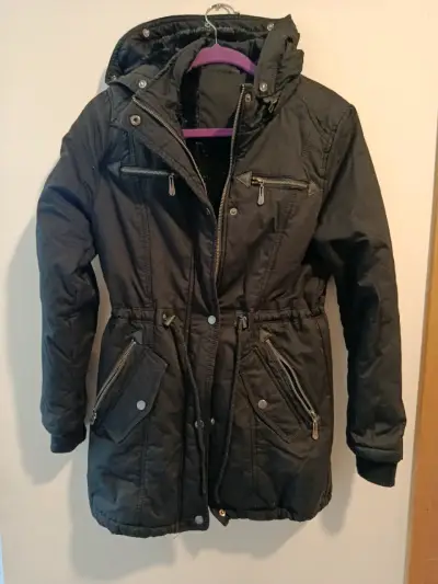 Parka Negra Premium Talla M  Forrada en Terciopelo - miniatura 1
