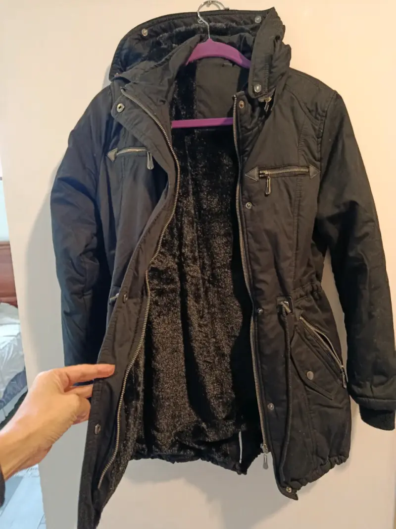 Parka Negra Premium Talla M  Forrada en Terciopelo - 2