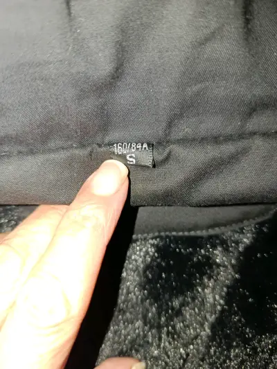Parka Negra Premium Talla M  Forrada en Terciopelo - miniatura 4
