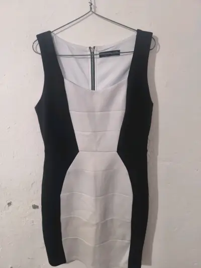 Vestido ajustado blanco y negro con diseño moderno - miniatura 1