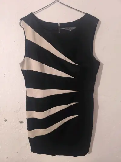 Vestido ajustado blanco y negro con diseño moderno - miniatura 2