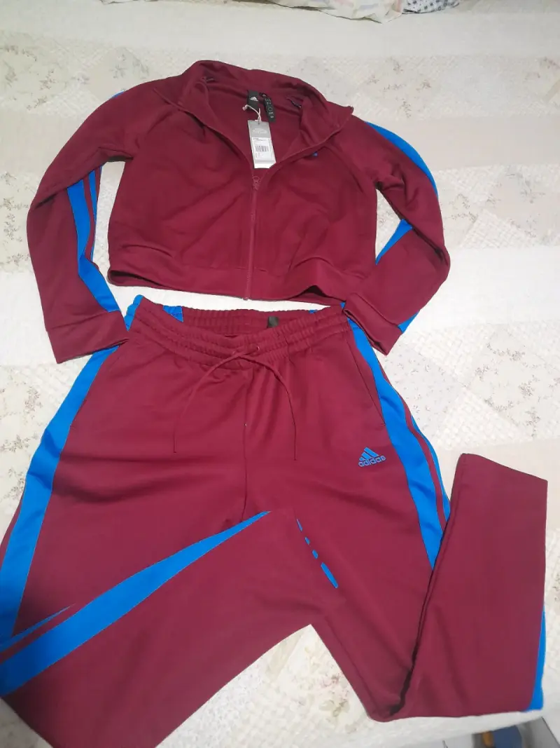 Conjunto deportivo Adidas burdeos y azul para mujer - 3