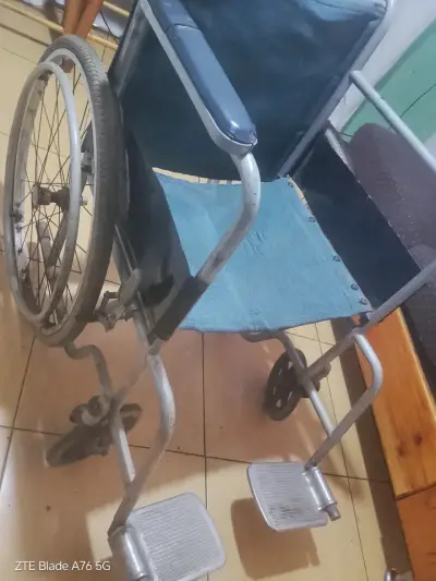 Silla de ruedas plegable de metal usada - miniatura 3