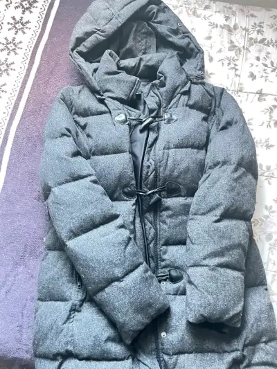 Abrigo de invierno gris con capucha - miniatura 1