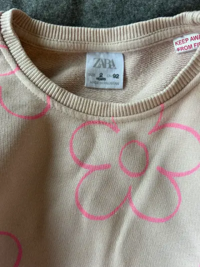 Polerón infantil beige con flores rosas Zara - miniatura 3