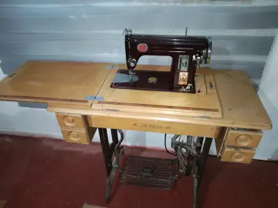 Máquina de Coser Antigua New York con Mesa - miniatura 3