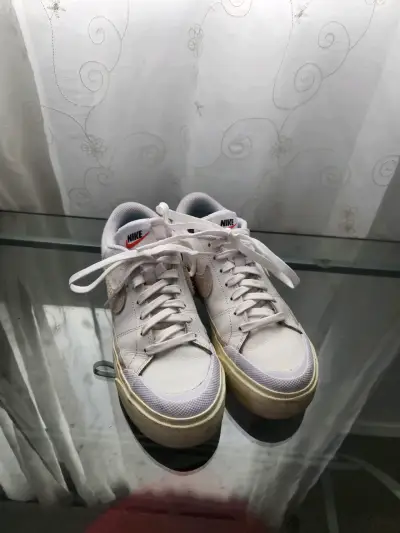 Zapatillas Nike blancas con suela gruesa - miniatura 1