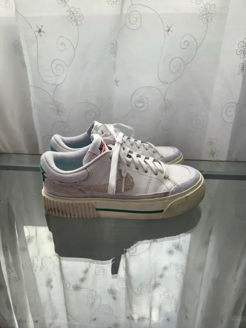 Zapatillas Nike blancas con suela gruesa - 2