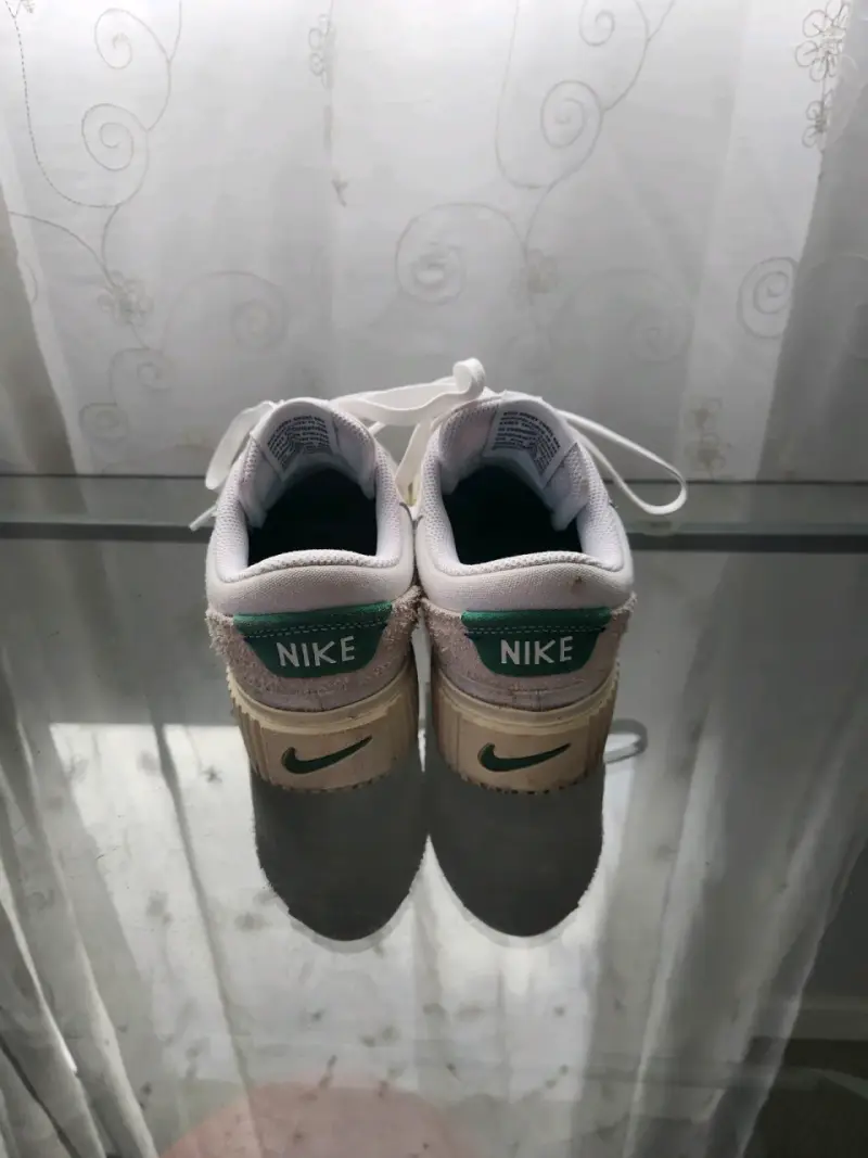 Zapatillas Nike blancas con suela gruesa - 3