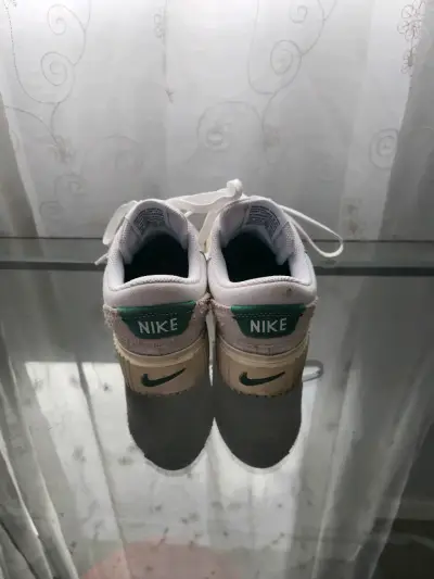 Zapatillas Nike blancas con suela gruesa - miniatura 3