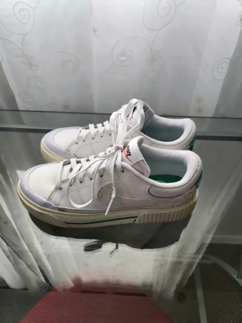 Zapatillas Nike blancas con suela gruesa - 4