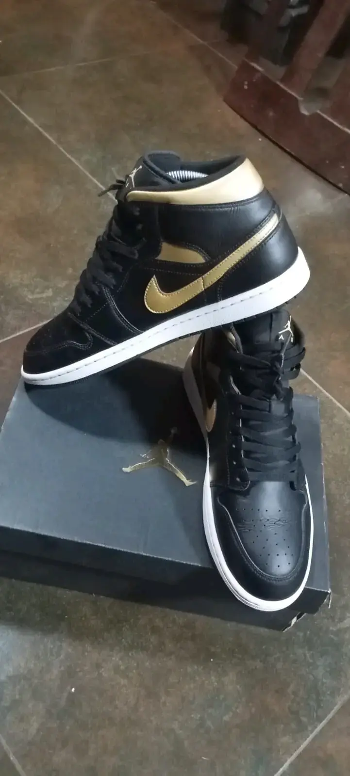 Zapatillas negras Air Jordan con detalles dorados - 2