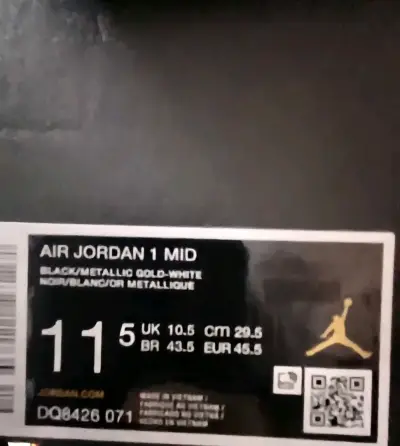 Zapatillas negras Air Jordan con detalles dorados - miniatura 4