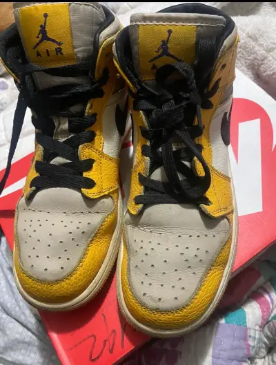 Zapatillas Air Jordan amarillas y negras - miniatura 1