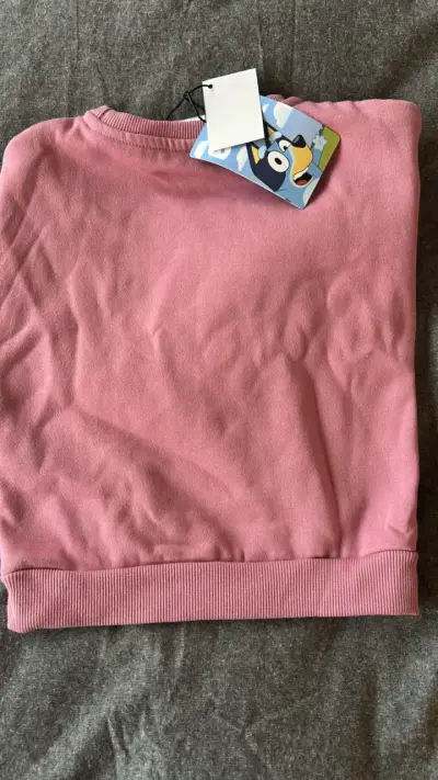 Polerón infantil rosa Bluey con personajes - miniatura 2