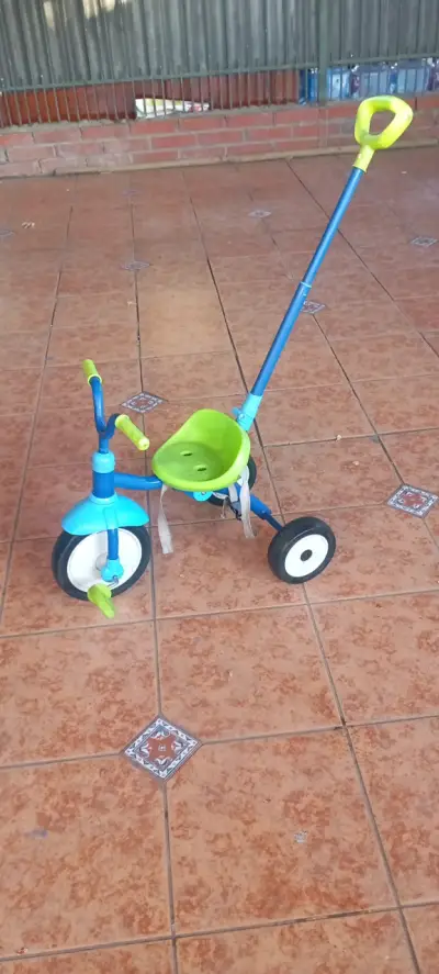 Triciclo infantil azul y verde con manillar - miniatura 1
