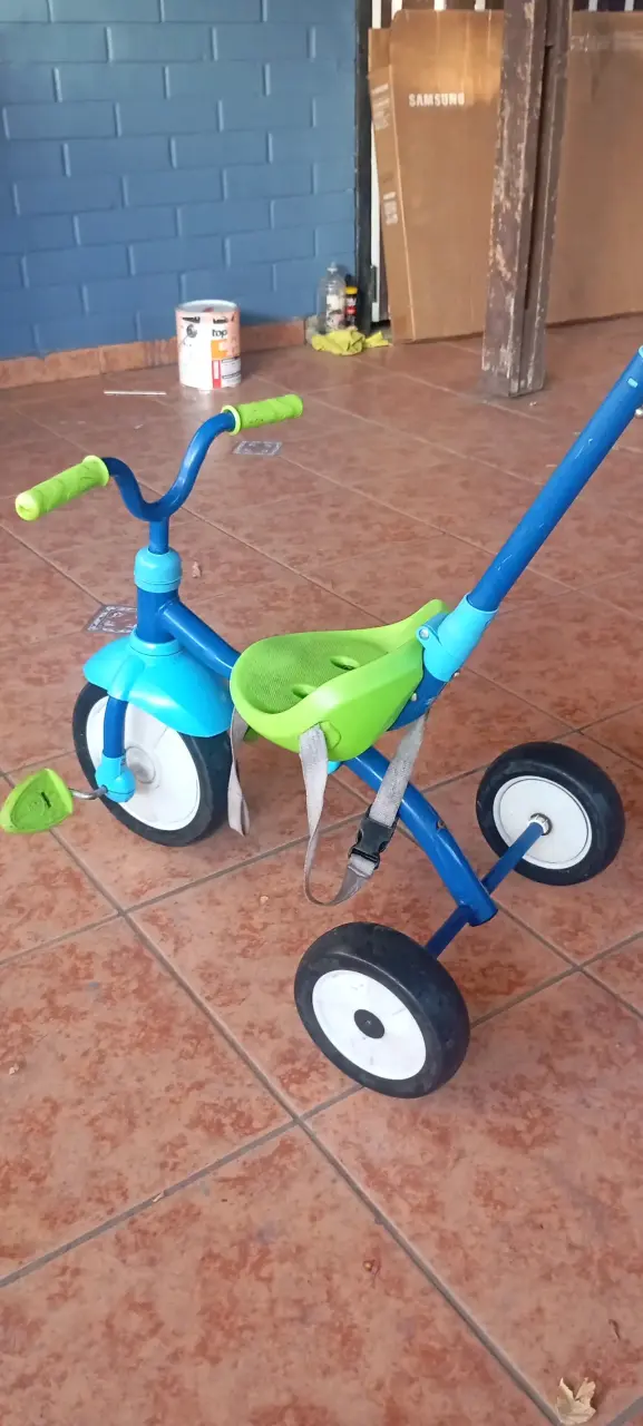 Triciclo infantil azul y verde con manillar - 2