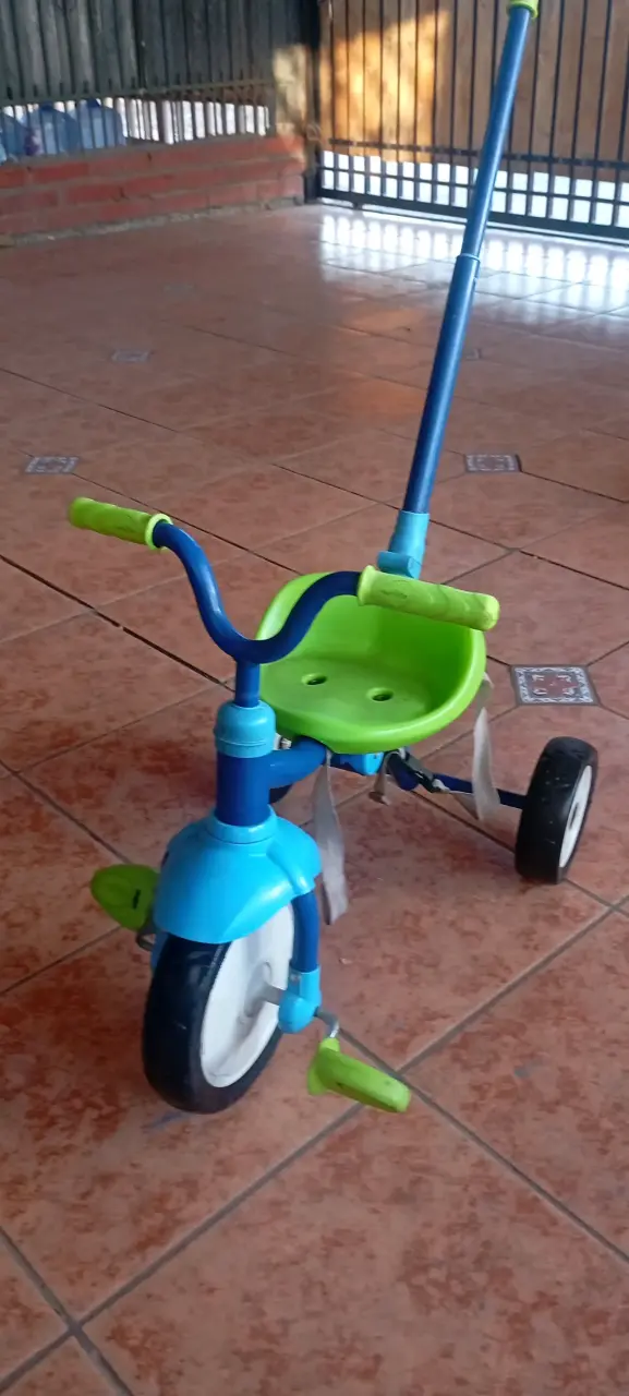Triciclo infantil azul y verde con manillar - 3