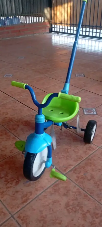 Triciclo infantil azul y verde con manillar - miniatura 3