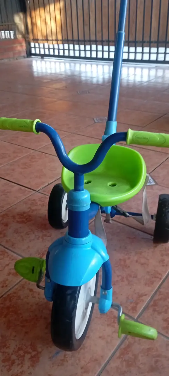Triciclo infantil azul y verde con manillar - 4
