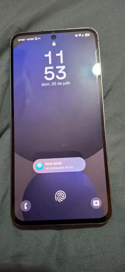 Smartphone Samsung con triple cámara trasera - miniatura 1