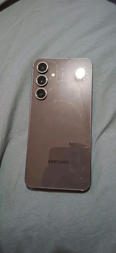 Smartphone Samsung con triple cámara trasera - miniatura 2