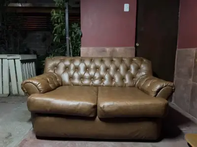 Sofá de ecocuero marrón estilo Chesterfield - miniatura 1