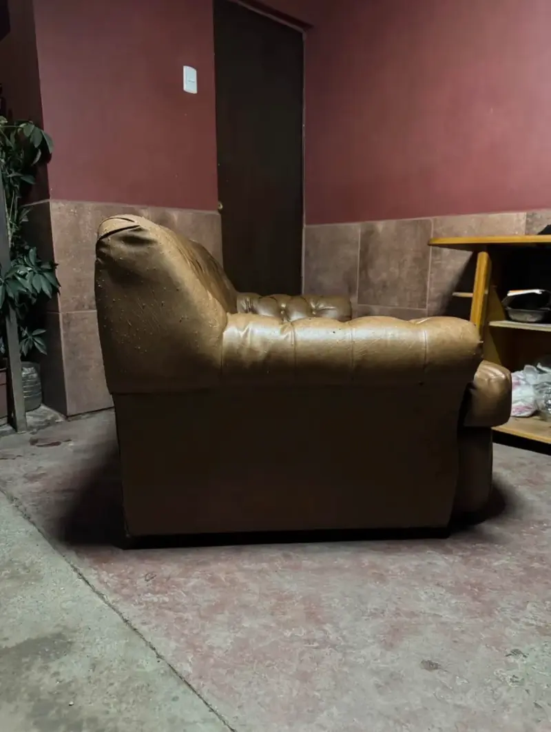 Sofá de ecocuero marrón estilo Chesterfield - 2