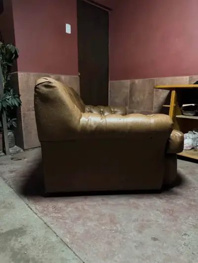 Sofá de ecocuero marrón estilo Chesterfield - miniatura 2
