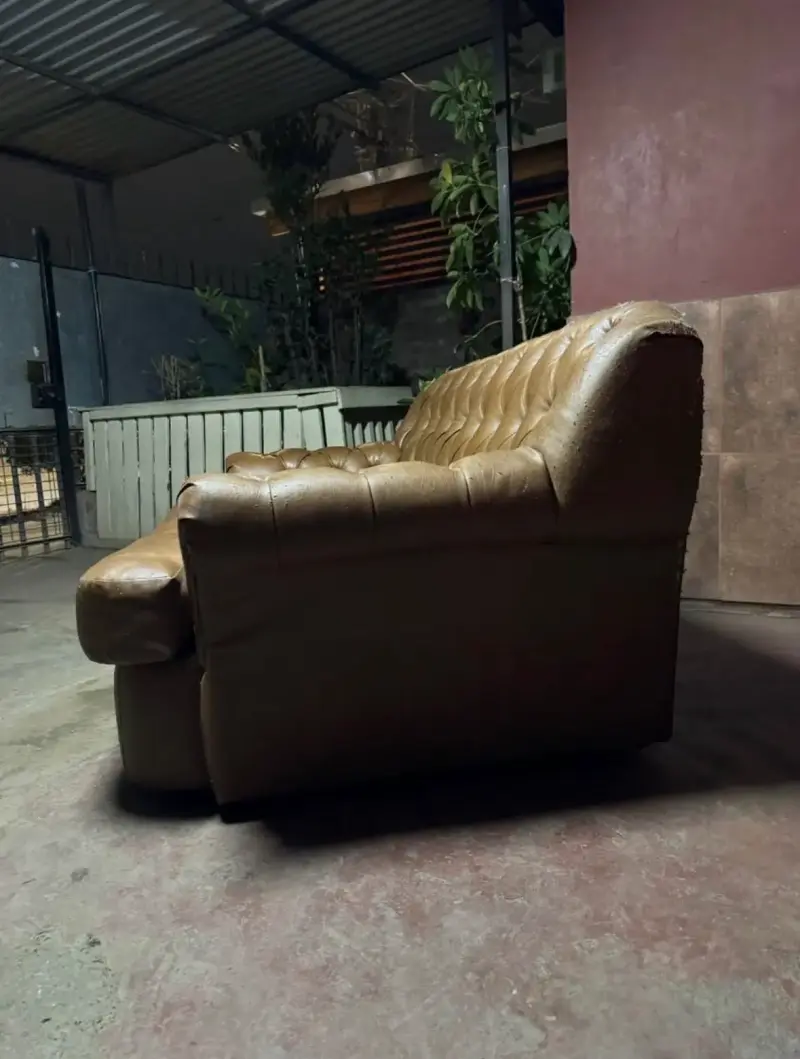 Sofá de ecocuero marrón estilo Chesterfield - 3