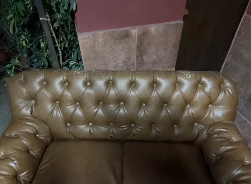 Sofá de ecocuero marrón estilo Chesterfield - 4