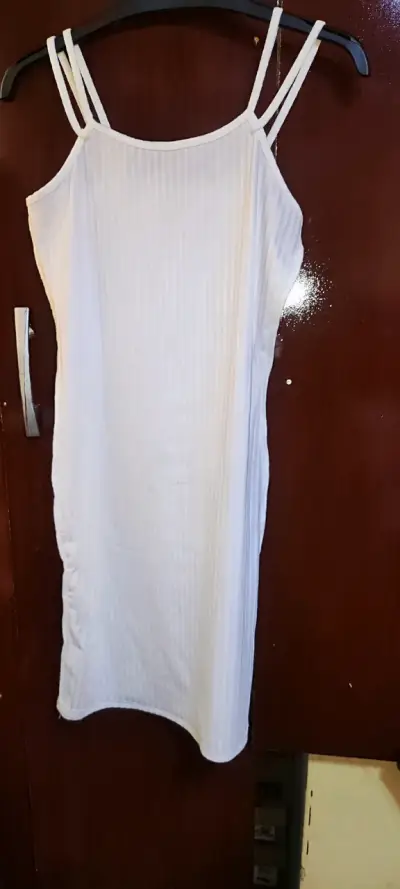 Vestido blanco sin mangas elegante - miniatura 1