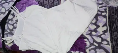 Vestido blanco sin mangas elegante - miniatura 2